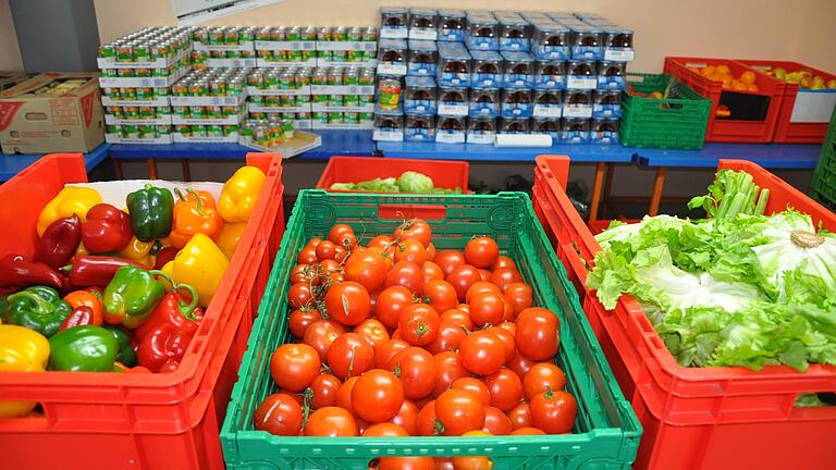 Während in den vergangenen Monaten Sachspenden, insbesondere Lebensmittel wie Obst und Gemüse, zurückgegangen sind, konnte sich die Tafel über die ein oder andere finanzielle Spende freuen. Während in den vergangenen Monaten Sachspenden, insbesondere Lebensmittel wie Obst und Gemüse, zurückgegangen sind, konnte sich die Tafel über die ein oder andere finanzielle Spende freuen.