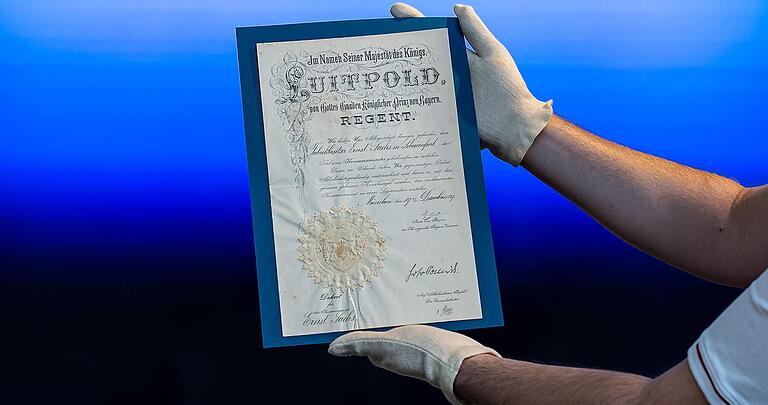 Mit dieser Urkunde wurde der Schweinfurter Unternehmer Ernst Sachs 1909 zum Kommerzienrat von Bayern ernannt. Das Original liegt heute in den Archiven von ZF. Mit dieser Urkunde wurde der Schweinfurter Unternehmer Ernst Sachs 1909 zum Kommerzienrat von Bayern ernannt. Das Original liegt heute in den Archiven von ZF.