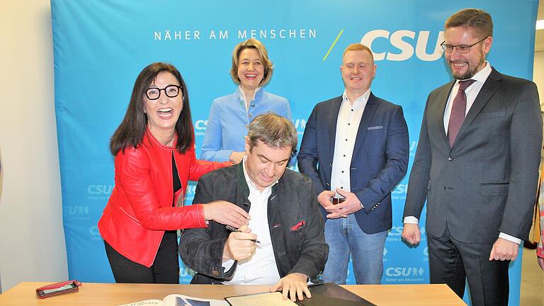 Markus Söders Eintrag ins Goldene Buch Wiesentheids: Bayerns Ministerpräsident war beim Politischen Aschermittwoch des CSU-Kreisverbandes Kitzingen zu Gast. Im Bild (von links) Barbara Becker, Anja Weisgerber, CSU-Ortsvorsitzender Matthias Lorey und Bürgermeister Klaus Köhler.