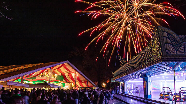 Zahlreiche Menschen besuchen am Freitag das Frühjahrs-Volksfest auf der Talavera in Würzburg.