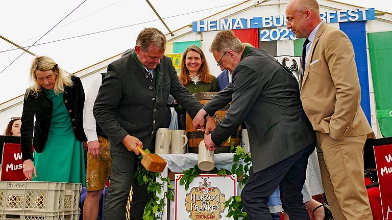 Der erste Krug vom Arnsteiner Bier ist abgefüllt. Die durstigen Kehlen warten bereits. Im Bild von links: Brauereichefin Susan Schubert, Bürgermeister Franz-Josef Sauer, Landrätin Sabine Sitter, Braumeister Paul Seubert und Alexander Hofmann. Der erste Krug vom Arnsteiner Bier ist abgefüllt. Die durstigen Kehlen warten bereits. Im Bild von links: Brauereichefin Susan Schubert, Bürgermeister Franz-Josef Sauer, Landrätin Sabine Sitter, Braumeister Paul Seubert und Alexander Hofmann.