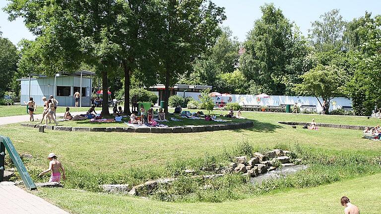 Schöne Außenanlage: Das Mellrichstädter Freibad mit seinen weitläufigen Wiesenflächen bietet auch schattige Plätzchen. Schöne Außenanlage: Das Mellrichstädter Freibad mit seinen weitläufigen Wiesenflächen bietet auch schattige Plätzchen.