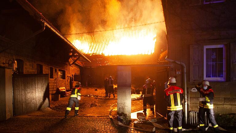 Im noch ganz jungen neuen Jahr 2021 hat es auf einem landwirtschaftlichen Anwesen in Kaltensondheim aus bislang ungeklärter Ursache gebrannt. Auf dem Bild gut erkennen ist, wie die aus dem Stall schlagenden Flammen die direkt angebauten Gebäude des Dreiseithofs mitten in dem Ort bedrohen.