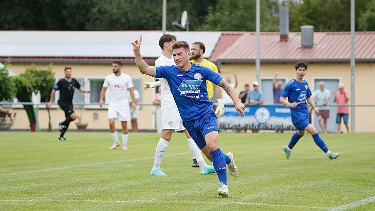 Jubel über das 1:0 gegen den SV Vatan Spor Aschaffenburg: Sandro Kramosch hat den ASV Rimpar in Führung gebracht. Jubel über das 1:0 gegen den SV Vatan Spor Aschaffenburg: Sandro Kramosch hat den ASV Rimpar in Führung gebracht.