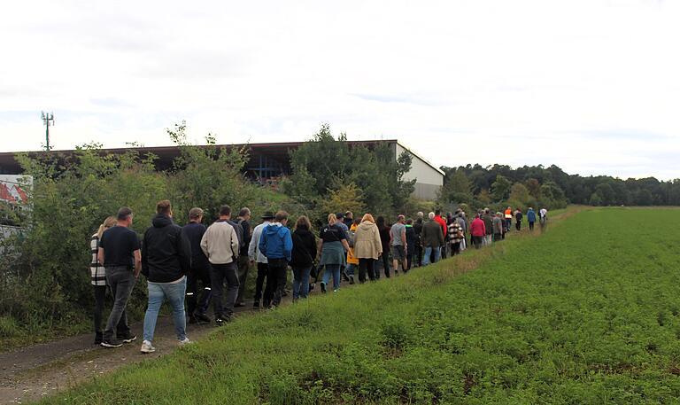 Ein Spaziergang um die betreffende Fläche in Haidt schloss sich an die Info-Veranstaltung an.