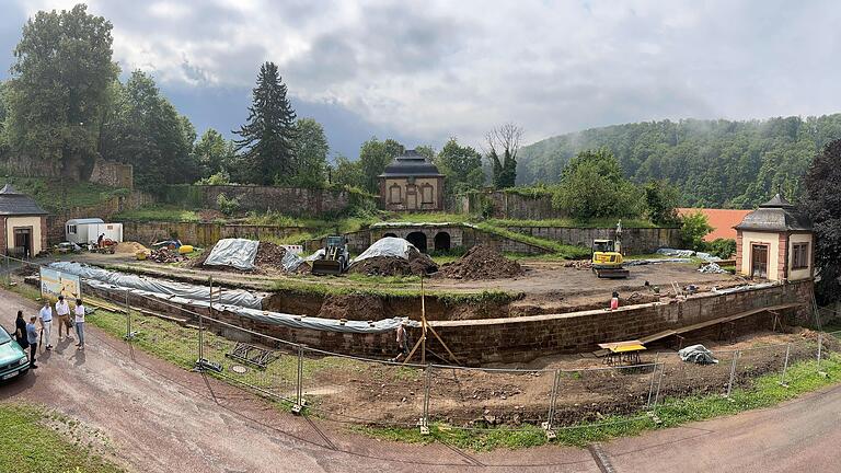 Der Saalgarten im Kloster Bronnbach: Im Rahmen der Sanierungsarbeiten wurden die Mauern freigelegt.