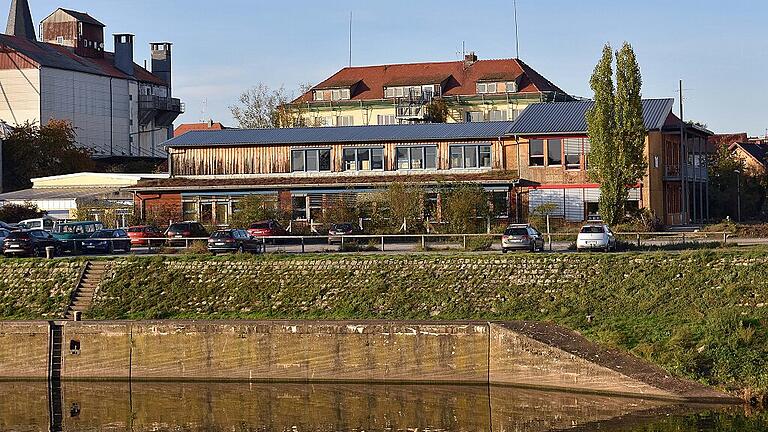 Am Hafen in Haßfurt, südlich der Waldorfschule (im Bild) soll ein Stadtstrand auf einer Breite von 55 Metern entstehen.