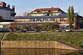 Am Hafen in Haßfurt, südlich der Waldorfschule (im Bild) soll ein Stadtstrand auf einer Breite von 55 Metern entstehen.