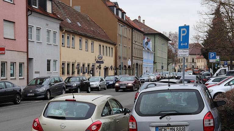 Die Schrannenstraße bietet mit 120 Parkplätzen eine der größten Abstellflächen für Autos in der Kitzinger Innenstadt.