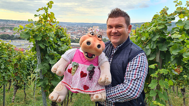 Künstler Sebastian Reich freut sich, dass er nach den Lockerungen mit Amanda wieder vor Publikum auftreten darf. Das Foto zeigt das Duo bei Dreharbeiten in den Würzburger Weinbergen.