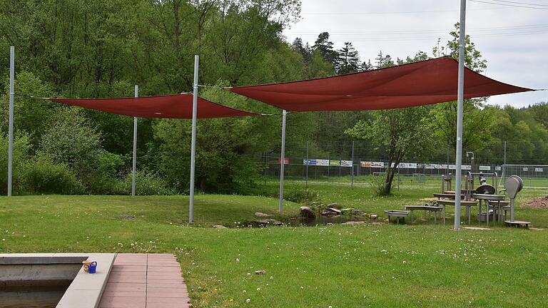 Die Sonne kann kommen – das Sonnensegel am Wasserspielplatz wurde vergangene Woche installiert.