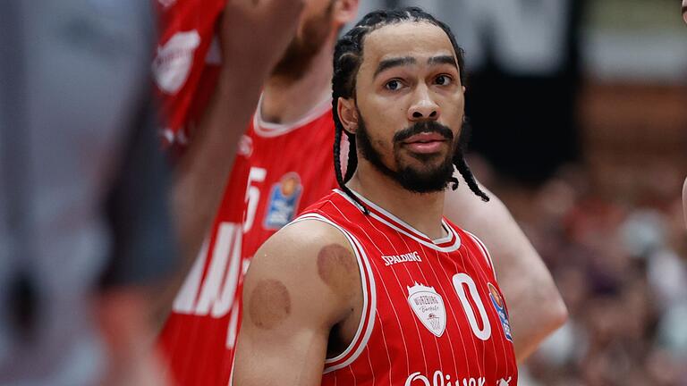 Die Flecken auf dem Oberarm von Otis Livingston II, dem Aufbauspieler der Würzburg Baskets, kommen vom sogenannten Schröpfen, das bei der Regeneration helfen soll.