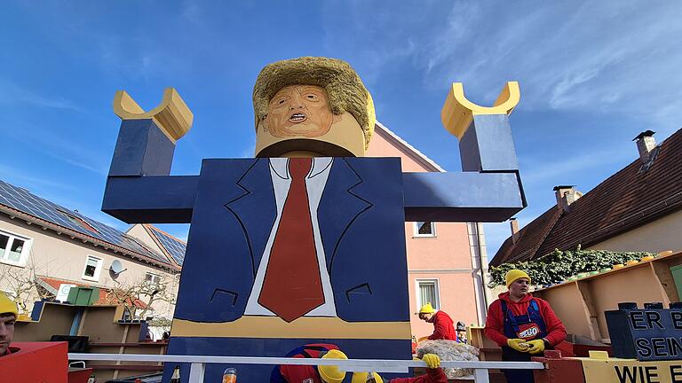 Fasching in Poppenlauer - Die Närrinnen und Narren zeigten sich beim Faschingszug in Poppenlauer bunt und vielfältig. Fasching in Poppenlauer - Die Närrinnen und Narren zeigten sich beim Faschingszug in Poppenlauer bunt und vielfältig.