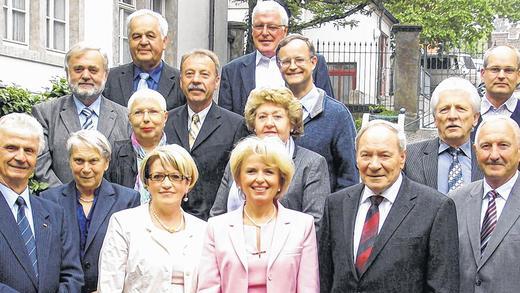 Abschied nehmen: Landrätin Tamara Bischof (vorne, Mitte) ehrte am Montag die ausscheidenden Kreisräte. Im Bild untere Reihe von links: Reinhold Reichl, Barbara Wachter, Hildegard Schlegel, Walter Hahn und Gerhard Müller sowie (zweite Reihe von links) Rosmarie Richter, Leopa Mück sowie Roland Lewandowski und (dritte Reihe von links) Karl-Heinz Schmidt, Roland Kundmüller, Hans-Martin Hoffmann sowie Michael Glos Junior und (hintere Reihe von links) Wilhelm Sturm und Peter Haupt. Es fehlen Heidemarie Gold und Paul Zang. Abschied nehmen: Landrätin Tamara Bischof (vorne, Mitte) ehrte am Montag die ausscheidenden Kreisräte. Im Bild untere Reihe von links: Reinhold Reichl, Barbara Wachter, Hildegard Schlegel, Walter Hahn und Gerhard Müller sowie (zweite Reihe von links) Rosmarie Richter, Leopa Mück sowie Roland Lewandowski und (dritte Reihe von links) Karl-Heinz Schmidt, Roland Kundmüller, Hans-Martin Hoffmann sowie Michael Glos Junior und (hintere Reihe von links) Wilhelm Sturm und Peter Haupt. Es fehlen Heidemarie Gold und Paul Zang.