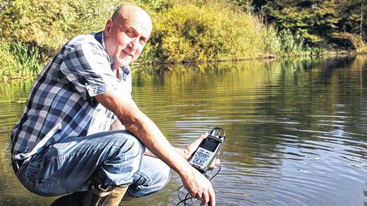 Messung am Montagnachmittag: Werner Müller von der Fischereifachberatung des Bezirks Unterfranken.