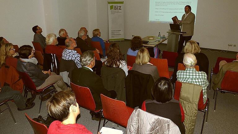 Viele Interessierte verfolgten im BIZ in Haßfurt den Vortrag von Dr. Joachim Andraschke über die Zusammenhänge zwischen Flurnamen und der nordischen Mythologie.