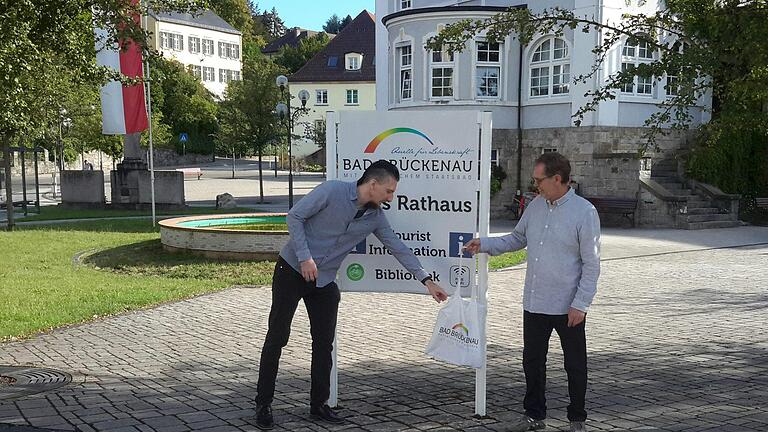 Einen fast schon legendären Ruf besitzt der Stoffbeutel, den Roland Heinlein (rechts) am Ende seines Berufslebens symbolisch an Kulturbüroleiter Jan Marberg (links) übergibt. Denn ohne die kleine Baumwolltasche mit allerlei interessanten Utensilien startete der künftige Ruheständler nie zu den Stadtführungen.Foto: Rolf Pralle - Einen fast schon legendären Ruf besitzt der Stoffbeutel, den Roland Heinlein (rechts) am Ende seines Berufslebens symbolisch an Kulturbüroleiter Jan Marberg (links) übergibt. Denn ohne die kleine Baumwolltasche mit allerlei interessanten Utensilien startete der künftige Ruheständler nie zu den Stadtführungen.Foto: Rolf Pralle Einen fast schon legendären Ruf besitzt der Stoffbeutel, den Roland Heinlein (rechts) am Ende seines Berufslebens symbolisch an Kulturbüroleiter Jan Marberg (links) übergibt. Denn ohne die kleine Baumwolltasche mit allerlei interessanten Utensilien startete der künftige Ruheständler nie zu den Stadtführungen.Foto: Rolf Pralle - Einen fast schon legendären Ruf besitzt der Stoffbeutel, den Roland Heinlein (rechts) am Ende seines Berufslebens symbolisch an Kulturbüroleiter Jan Marberg (links) übergibt. Denn ohne die kleine Baumwolltasche mit allerlei interessanten Utensilien startete der künftige Ruheständler nie zu den Stadtführungen.Foto: Rolf Pralle