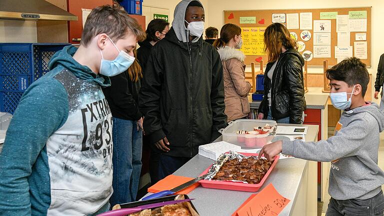 Kuchenverkauf für den guten Zweck: Damit sammeln die Schülerinnen und Schüler der Gustav-Walle-Schule Geld für die Ukraine-Hilfe.