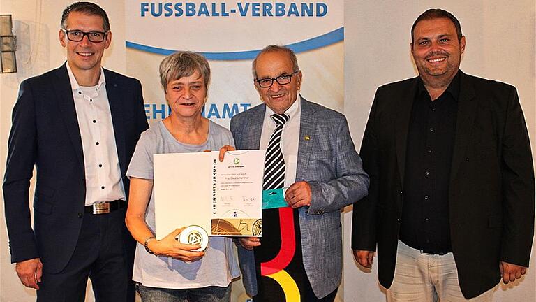 Auf dem Foto (von links): BV Jürgen Pfau, Preisträgerin Claudia Hammer, KEAB Ludwig Bauer und KV Marco Göbet.