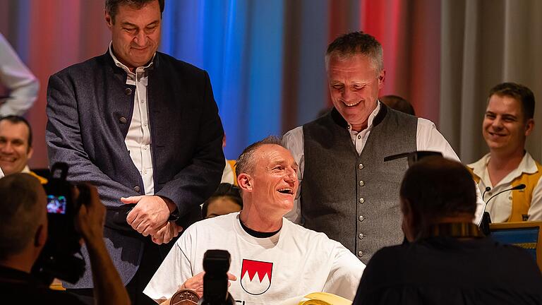 Der Garitzer 'Dreggsagg' Michl Müller wurde zum 'Franken mit Rückgrat', da durfte auch der Eintrag ins Goldene Buch der Gemeinde nicht fehlen. Der Garitzer 'Dreggsagg' Michl Müller wurde zum 'Franken mit Rückgrat', da durfte auch der Eintrag ins Goldene Buch der Gemeinde nicht fehlen.