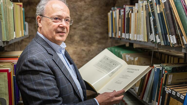 Ulrich Konrad, hier im Notenkeller des Würzburger Instituts für Musikforschung, ist ein intimer Kenner von Beethovens Musik und Biografie.