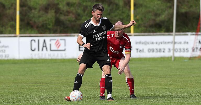 Simon Snaschel vom TSV Münnerstadt (vorne) führt die Torjägerliste mit 22 Treffern an.