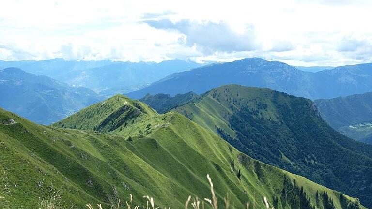 An der Cima Pari startet die grandiose Wanderung über den Wiesengrat. Foto: Florian Sanktjohanser/dpa-tmn       -  Der Tennosee liegt im Trentino - einer Traumregion für Wanderer.