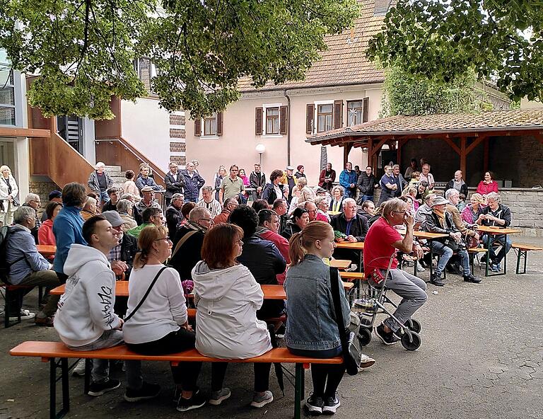 Zur Eröffnungsfeier kamen auch viele Bürgerinnen und Bürger in den Rathausinnenhof. Zur Eröffnungsfeier kamen auch viele Bürgerinnen und Bürger in den Rathausinnenhof.