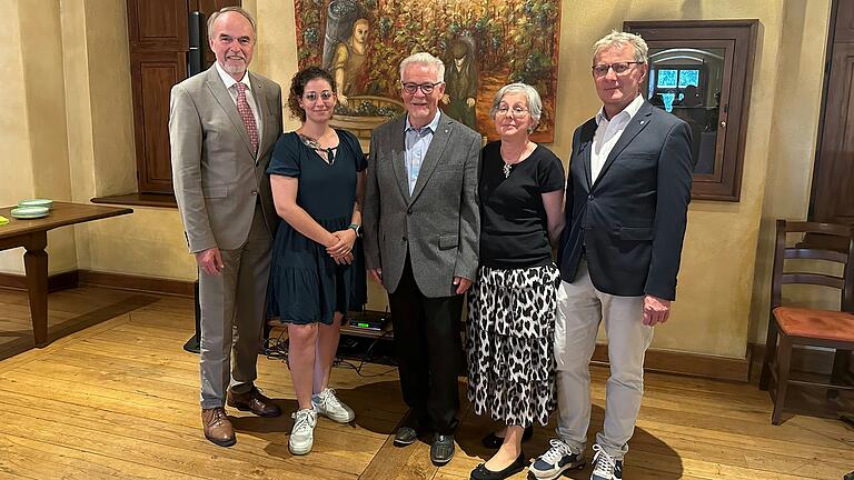 Walter Herberth (links), Stephanie Hübscher (2. von rechts), Clemens Halbig (r.) verabschieden Wolfgang Neubauer (M.) und begrüßen Sophia Keller (2.v.l.) als Pflegedienstleitung im Juliusspital Seniorenstift