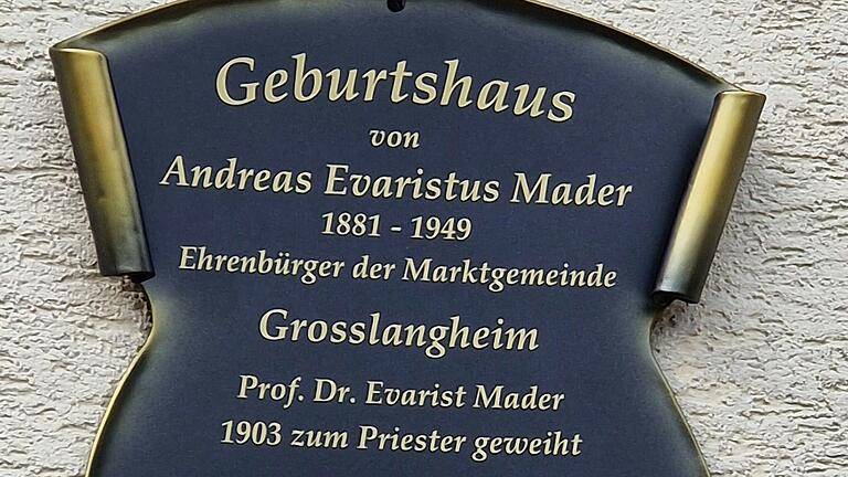 Gedenktafel für Ehrenbürger Mader. Gedenktafel für Ehrenbürger Mader.