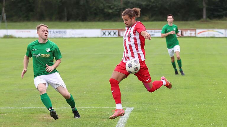 Mit Karacho in den Strafraum: Der FC Haßfurt um Jan Kaiser (rechts, gegen den Forster Fabian Bauriedl) steht nach drei Spielen an der Tabellenspitze der Kreisliga Schweinfurt 2.