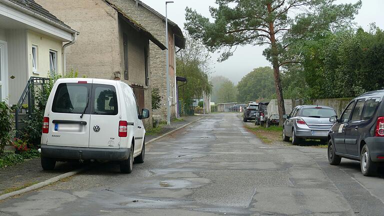 Hier eine weitere Aufnahme der Augasse in Thüngen, die in äußerst schlechtem Zustand ist