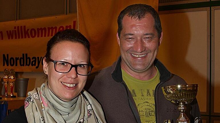 5784_Gesamtsieger_Baumhauer-Kuhn       -  Hatten allen Grund zur Freude: Lisa Kuhn und Jochen Baumhauer gehen als Gesamtsieger der Hammelburger Rallye hervor.