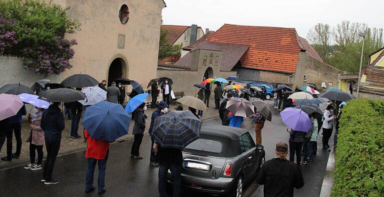 Das neue Baugebiet ist Gesprächsthema Nummer eins in Obervolkach. Zum Bürgertreff der Stadt Volkach am Dienstag kamen etwa 100 Bürger mit Regenschirmen in die Michaelistraße. Das neue Baugebiet ist Gesprächsthema Nummer eins in Obervolkach. Zum Bürgertreff der Stadt Volkach am Dienstag kamen etwa 100 Bürger mit Regenschirmen in die Michaelistraße.