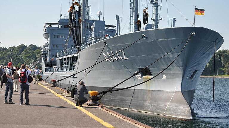 Das 'Patenkind' des Landkreises Main-Spessart, der Marinetanker 'Spessart', ist am Montag zu einem mehrere Monate währenden Einsatz ins Mittelmeer ausgelaufen.&nbsp;