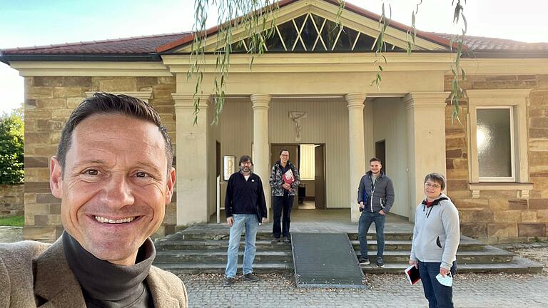 An der Leichenhalle auf dem städtischen Friedhof in Gerolzhofen haben die baulichen Voruntersuchungen durch ein Architekten-Team begonnen. Mit im Bild Bürgermeister Thorsten Wozniak (links) und Stadtbaumeisterin Maria Hoffmann (rechts).