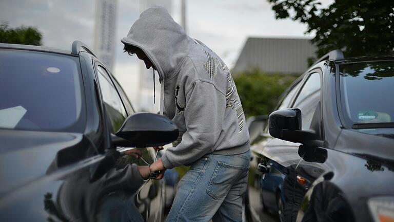 Eine Einbruchsserie in geparkte Autos in Würzburg beschäftigt aktuell die Polizeiinspektion Würzburg-Stadt (Symbolbild). Eine Einbruchsserie in geparkte Autos in Würzburg beschäftigt aktuell die Polizeiinspektion Würzburg-Stadt (Symbolbild).