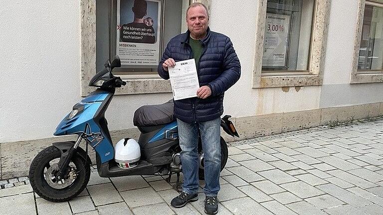 Vor zwei Wochen erhielt Ralf Hamm einen Strafzettel, weil er seinen Roller, wie auf dem Bild zu sehen, an der Wand der Hypovereinsbank in der Ochsenfurter Innenstadt geparkt hatte.&nbsp;&nbsp;