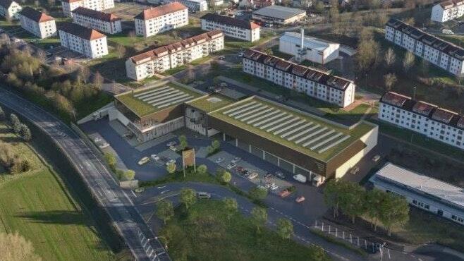 Begrüntes Dach, Parkplätze vor der Tür: So soll das Nahversorgerzentrum direkt neben der B 8 in den Kitzinger Marsthall Heights einmal aussehen. Begrüntes Dach, Parkplätze vor der Tür: So soll das Nahversorgerzentrum direkt neben der B 8 in den Kitzinger Marsthall Heights einmal aussehen.