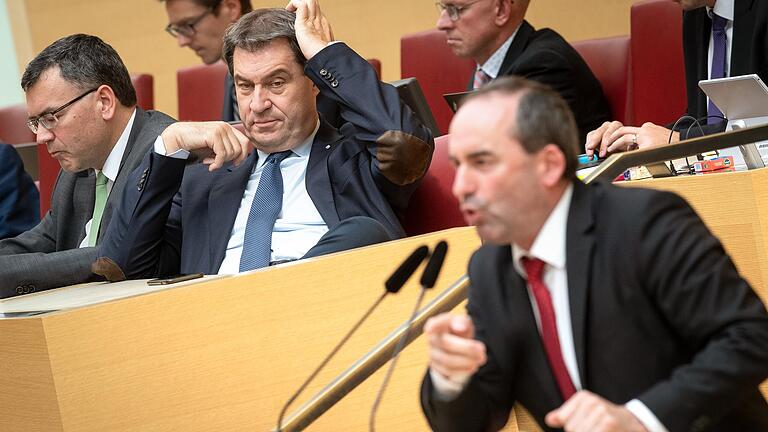 Wollen den Flächenverbrauch in Bayern ohne strikte Vorgaben an die Kommunen reduzieren: Bayerns Ministerpräsident Markus Söder (CSU) und sein Vize Hubert Aiwanger (Freie Wähler) Wollen den Flächenverbrauch in Bayern ohne strikte Vorgaben an die Kommunen reduzieren: Bayerns Ministerpräsident Markus Söder (CSU) und sein Vize Hubert Aiwanger (Freie Wähler)