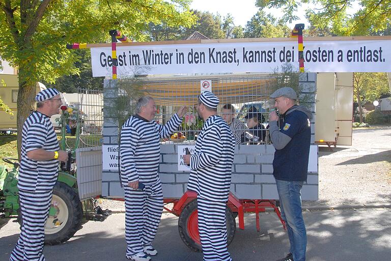 Einen mehr oder weniger ernst gemeinten Ratschlag zum Kostensparen hatten diese Herren. Einen mehr oder weniger ernst gemeinten Ratschlag zum Kostensparen hatten diese Herren.