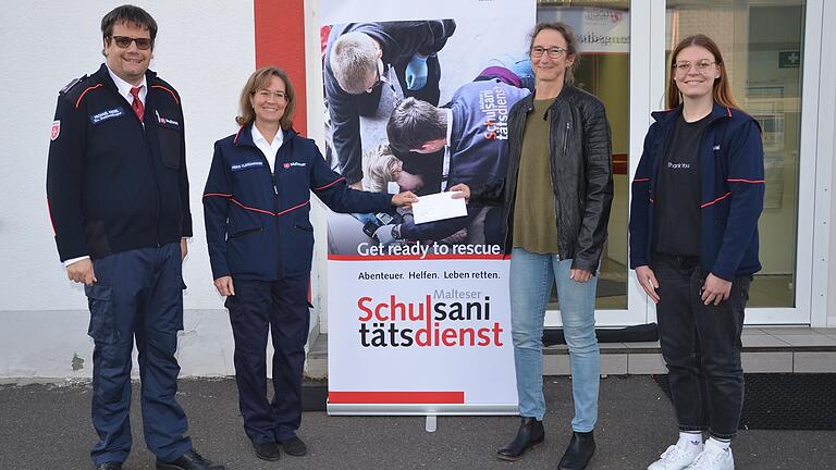 Glückliche Gesichter bei der Spendenübergabe für den Malteser Schulsanitätsdienst (von links): Michael Kiesel, Heike Fleischmann (beide Malteser Stadtleitung), Juliane Erdinger (Kinderkleidermarkt), Lisa Stadelmann (Malteser Ausbilderin und ehemalige Schulsanitäterin). Glückliche Gesichter bei der Spendenübergabe für den Malteser Schulsanitätsdienst (von links): Michael Kiesel, Heike Fleischmann (beide Malteser Stadtleitung), Juliane Erdinger (Kinderkleidermarkt), Lisa Stadelmann (Malteser Ausbilderin und ehemalige Schulsanitäterin).