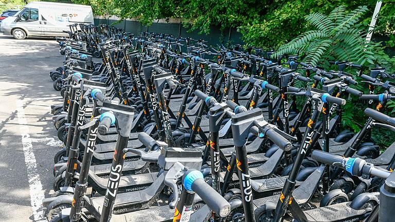 Auf einem Parkplatz in Würzburg-Heidingsfeld standen bis zu 150 falsch platzierte E-Scooter.