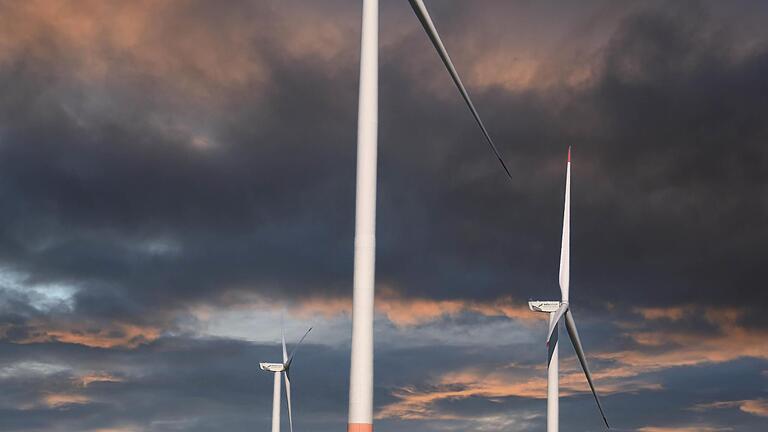 Flächen für Wind- und Sonnenenergieanlagen müssen die Gemeinden ausweisen. Zum Teil haben sie dabei keine Planungshoheit mehr, kritisierte Bürgermeister Matthias Klement bei der Bürgerversammlung in Volkershausen.       -  Flächen für Wind- und Sonnenenergieanlagen müssen die Gemeinden ausweisen. Zum Teil haben sie dabei keine Planungshoheit mehr, kritisierte Bürgermeister Matthias Klement bei der Bürgerversammlung in Volkershausen.