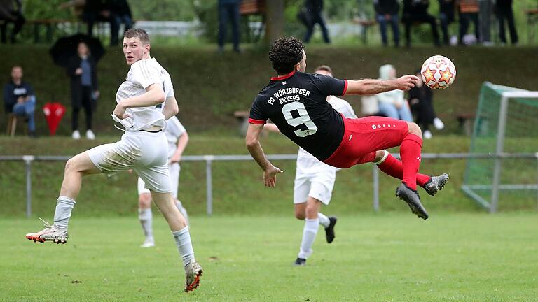 Akrobatische Einlage: Rückkehrer Enes Küc setzt beim Spiel gegen den SV Kleinochsenfurt/TSV Frickenhausen (links Jan Karl) einen Fallrückzieher an.