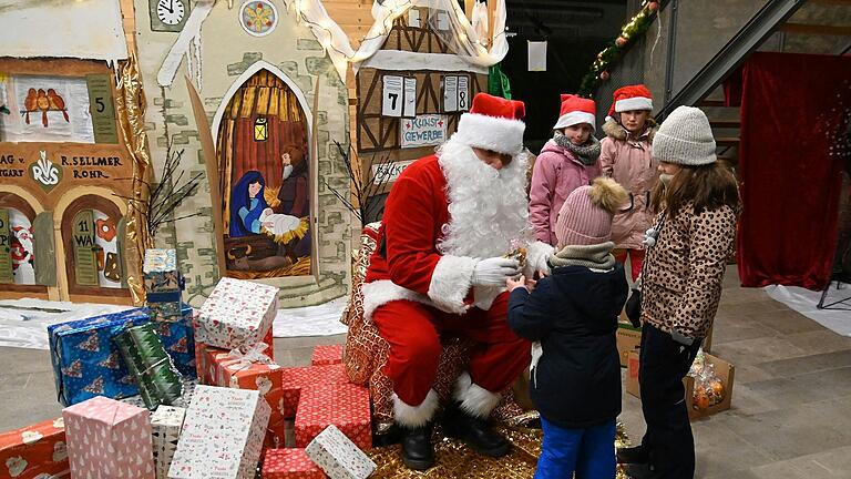 Für jedes Kind hatte der Nikolaus bei einem seiner ersten Auftritte im Jahr ein kleines Geschenk parat. Für jedes Kind hatte der Nikolaus bei einem seiner ersten Auftritte im Jahr ein kleines Geschenk parat.