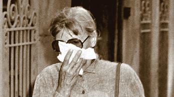 1. Juni 1978, New York: Greta Garbo schützt sich vor Autoabgasen.
