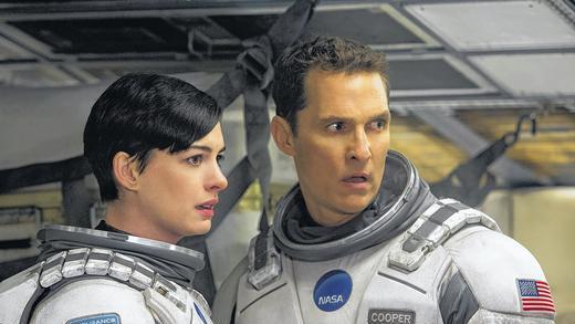 Besorgte Blicke: Anne Hathaway als Astronautin Brand und Matthew McConaughey als Wissenschaftler Cooper in &bdquo;Interstellar&ldquo;.