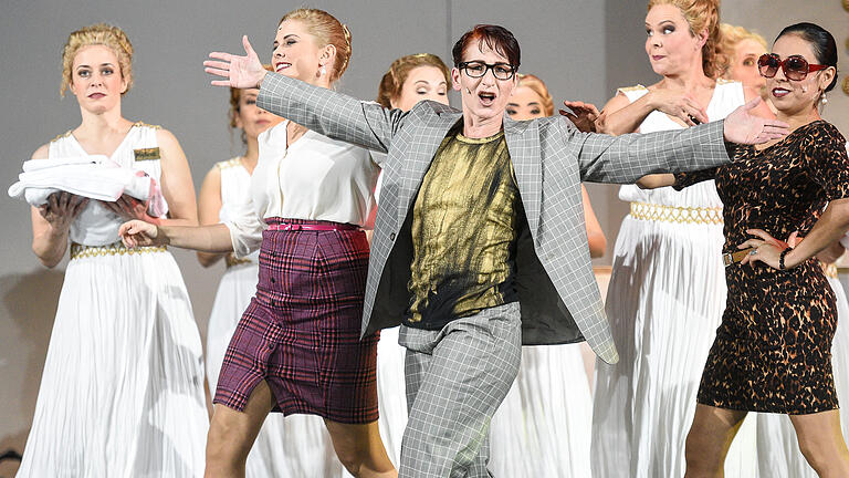 Offenbachs 'Die schöne Helena' am Mainfranken Theater: Operette näher ans Musical gerückt? Offenbachs 'Die schöne Helena' am Mainfranken Theater: Operette näher ans Musical gerückt?