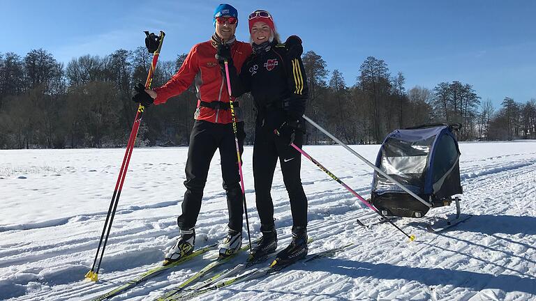 'Uns wird nicht langweilig', sagen Marcus (links) und Ellen Enders. Ihr jüngster Sohn Franz sitzt in einem für den Winter umgebauten Fahrradanhänger.